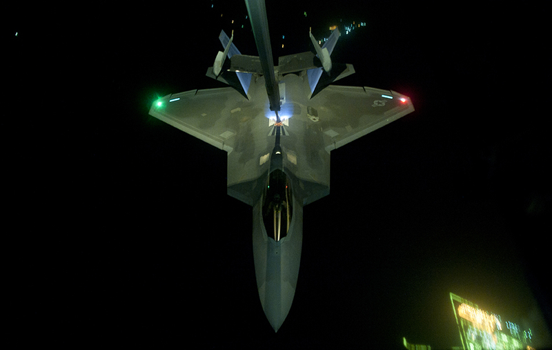 Illustration for article titled Cool photos of the F-22 refueling at night on its way to Syria